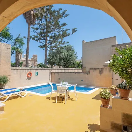 בית נופש Dar Ta' Betta With Private Pool Għarb