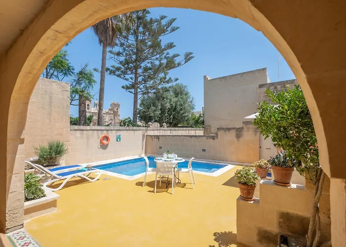 بيت للعطل Dar Ta' Betta With Private Pool Għarb